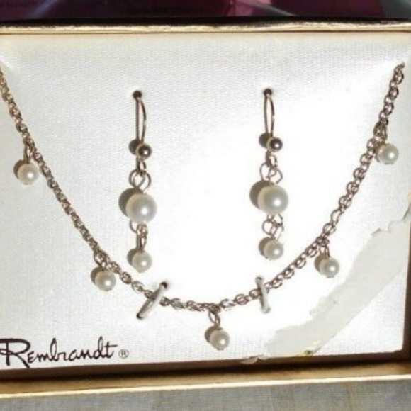 Amazon.com: PalmBeach Silvertone Round Crystal and Simulated  Silvertone Simulated Pearls Necklace Earrings Set